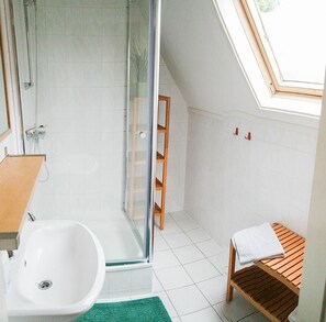 Bungalow - 3 sovrum - balkong - utsikt mot trädgården | Badrum | Badkar/dusch och handdukar