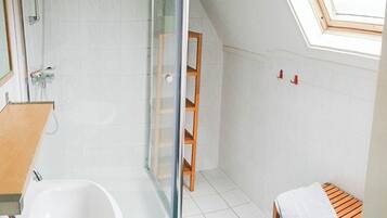 Bungalow, 3 Bedrooms, Balcony, Garden View | Bathroom | Combined shower/bathtub, towels