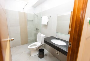 Executive Room | Bathroom | Shower, free toiletries, hair dryer, towels - Hotel Valencia (Valencia)