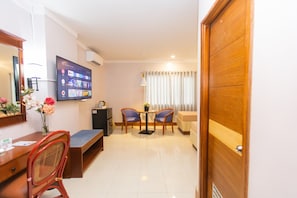 Executive Room | Desk, laptop workspace, iron/ironing board, rollaway beds