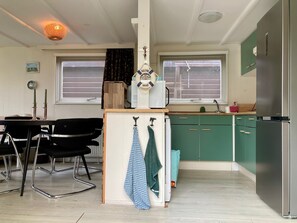 Bungalow, 2 slaapkamers, patio, uitzicht op tuin | Privékeuken | Een magnetron, een kookplaat, een vaatwasser