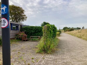Bungalow, 2 Bedrooms, Patio, Garden View | Outdoor dining