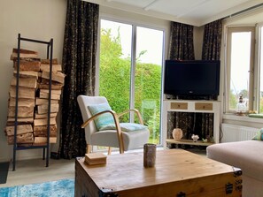 Bungalow, 2 slaapkamers, patio, uitzicht op tuin | Woonkamer | Een televisie