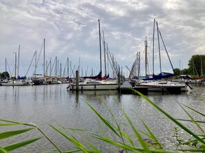 Bungalow, 2 slaapkamers, patio, uitzicht op tuin | Jachthaven
