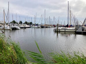 Bungalow, 2 Schlafzimmer, Terrasse, Gartenblick | Jachthafen