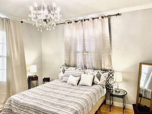 2 bedrooms, iron/ironing board, WiFi, bed sheets - Redesigned 2 bedroom apartment in Downtown El Paso across baseball stadium (El Paso)