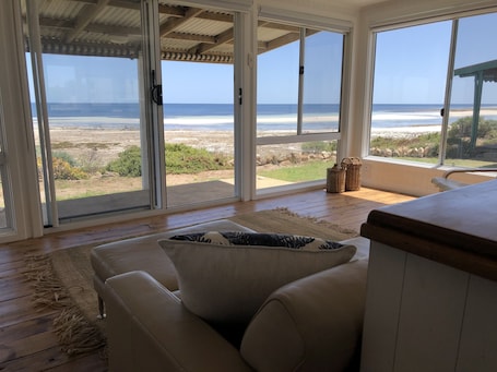 Intérieur. Petit sac blanc sur la plage, Hardwicke Bay, Yorke Peninsular