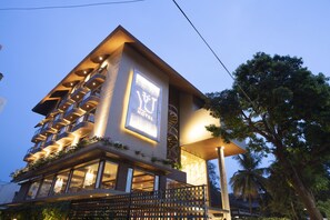 Front of property - evening/night - YU Hotel Candolim (Candolim)