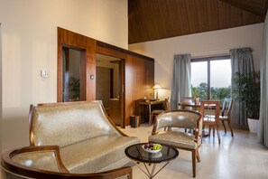 Presidential Studio Suite | Ruang tamu | TV skrin rata 