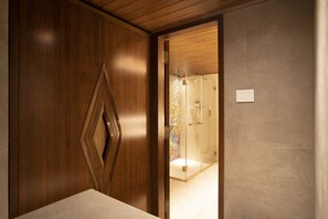Classic Double Room | Bathroom shower - YU Hotel Candolim (Candolim)