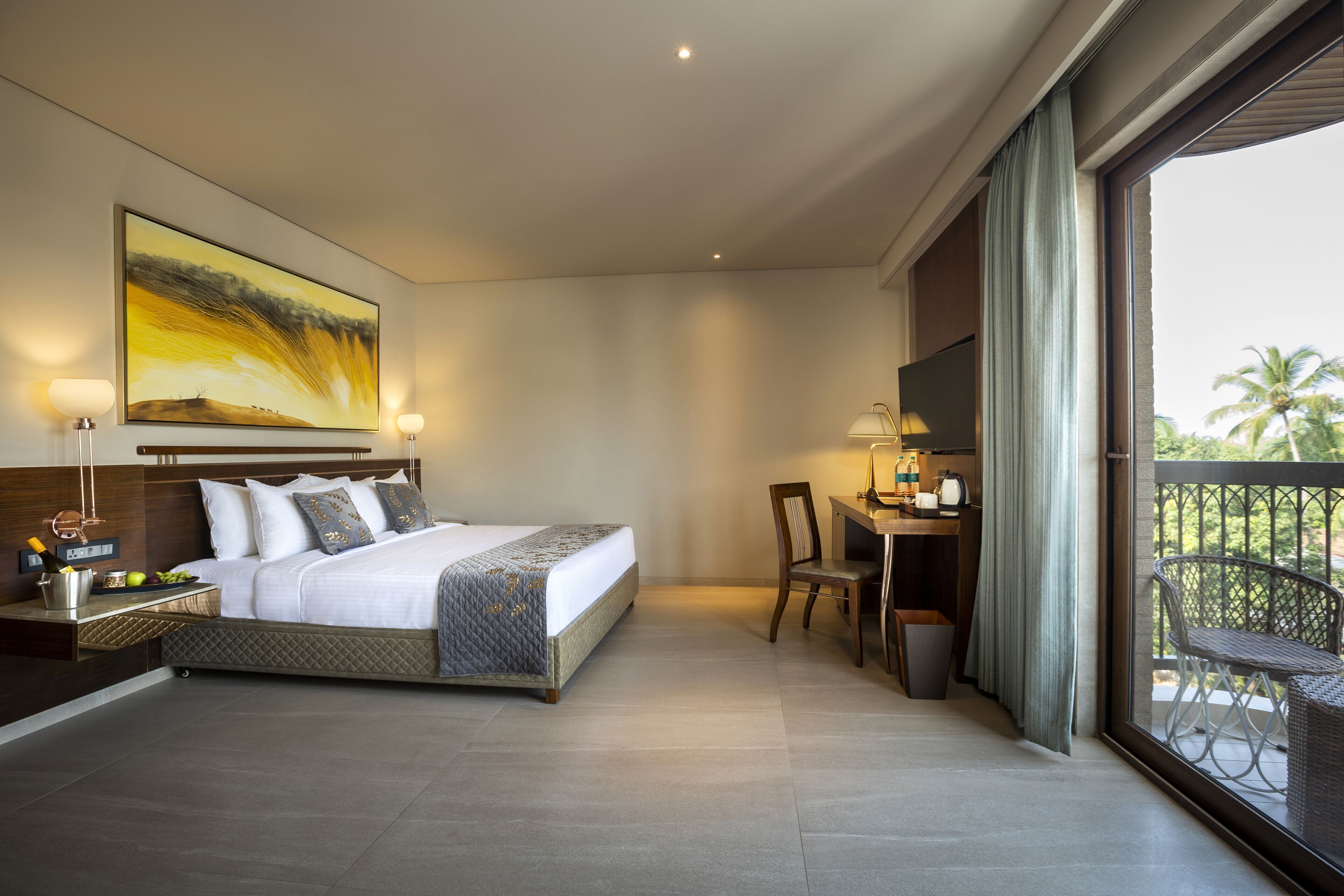 Ropa de cama de alta calidad, cubrecamas y minibar 