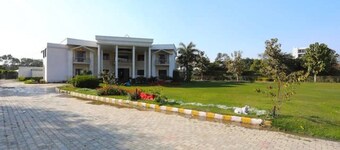 Farmhouse for Parties and Events - Lush Green Lawns