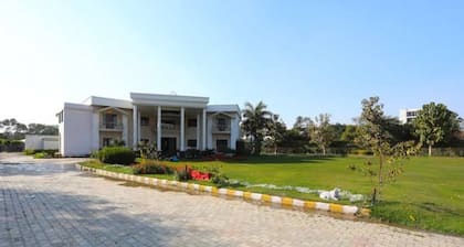 Farmhouse for Parties and Events - Lush Green Lawns