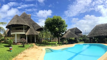 Kolam renang tertutup