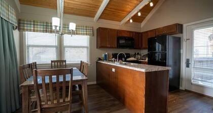 Treetops Resort Lofts-Smokey Mtns/Gatlinburg...King Suite,Queen Bedroom 2 Twin
