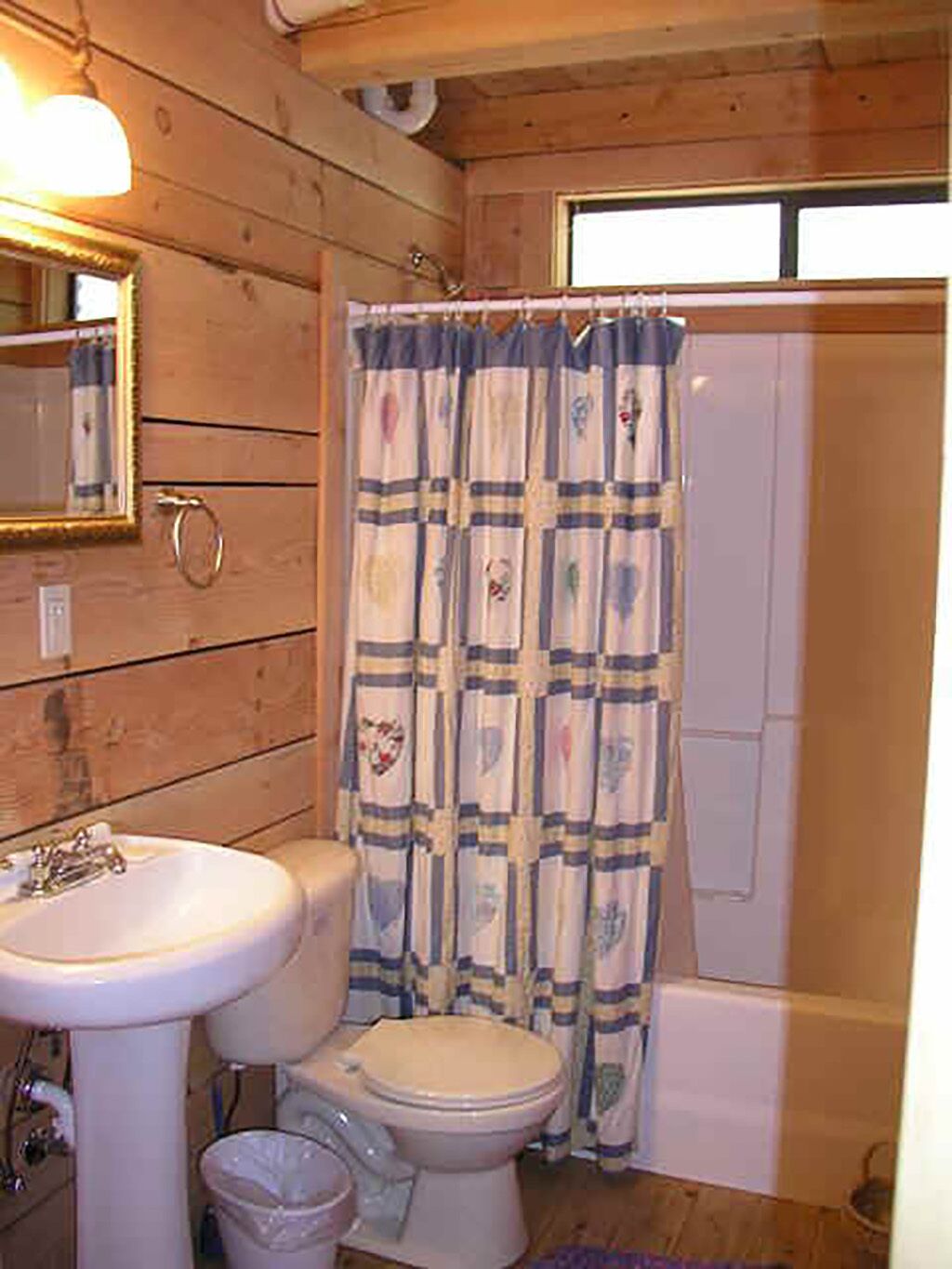 Baignoire, sèche-cheveux, serviettes fournies, savon