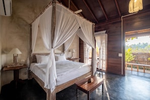 Frigobar, cofres nos quartos, individualmente mobiliados, escrivaninha