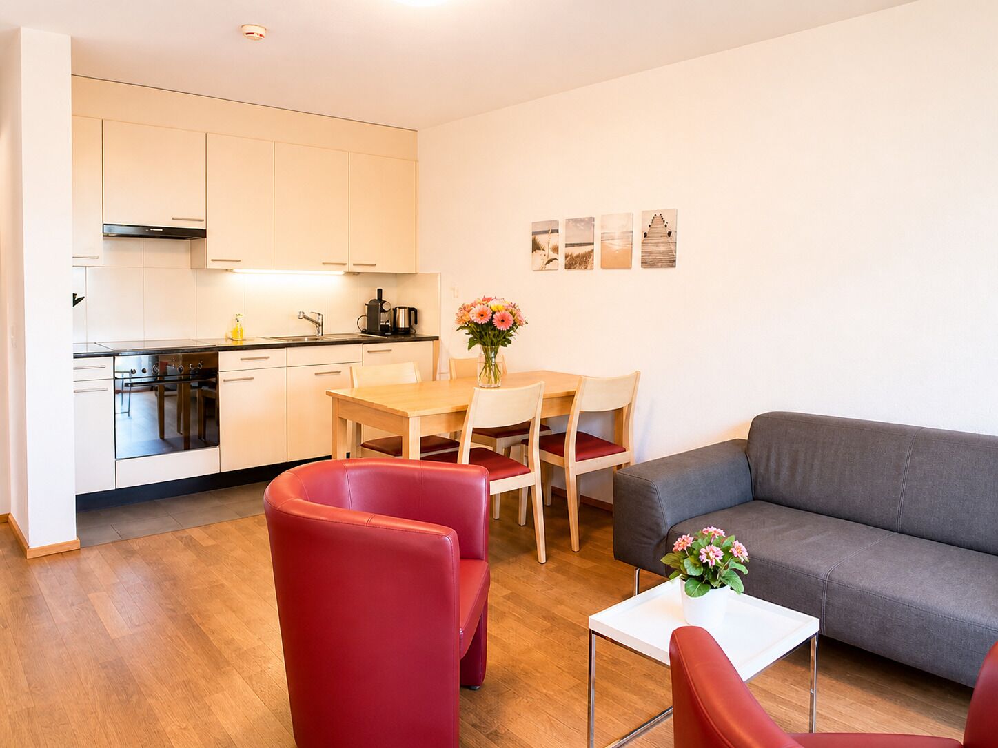 Un apartamento moderno con cocina, comedor y sala de estar.