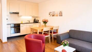 Un apartamento moderno con cocina, comedor y sala de estar.