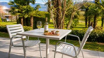Dobbeltrom, balkong, hageutsikt | Terrasse/patio