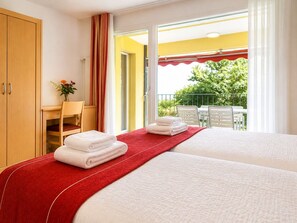 Appartement, balcon, vue jardin