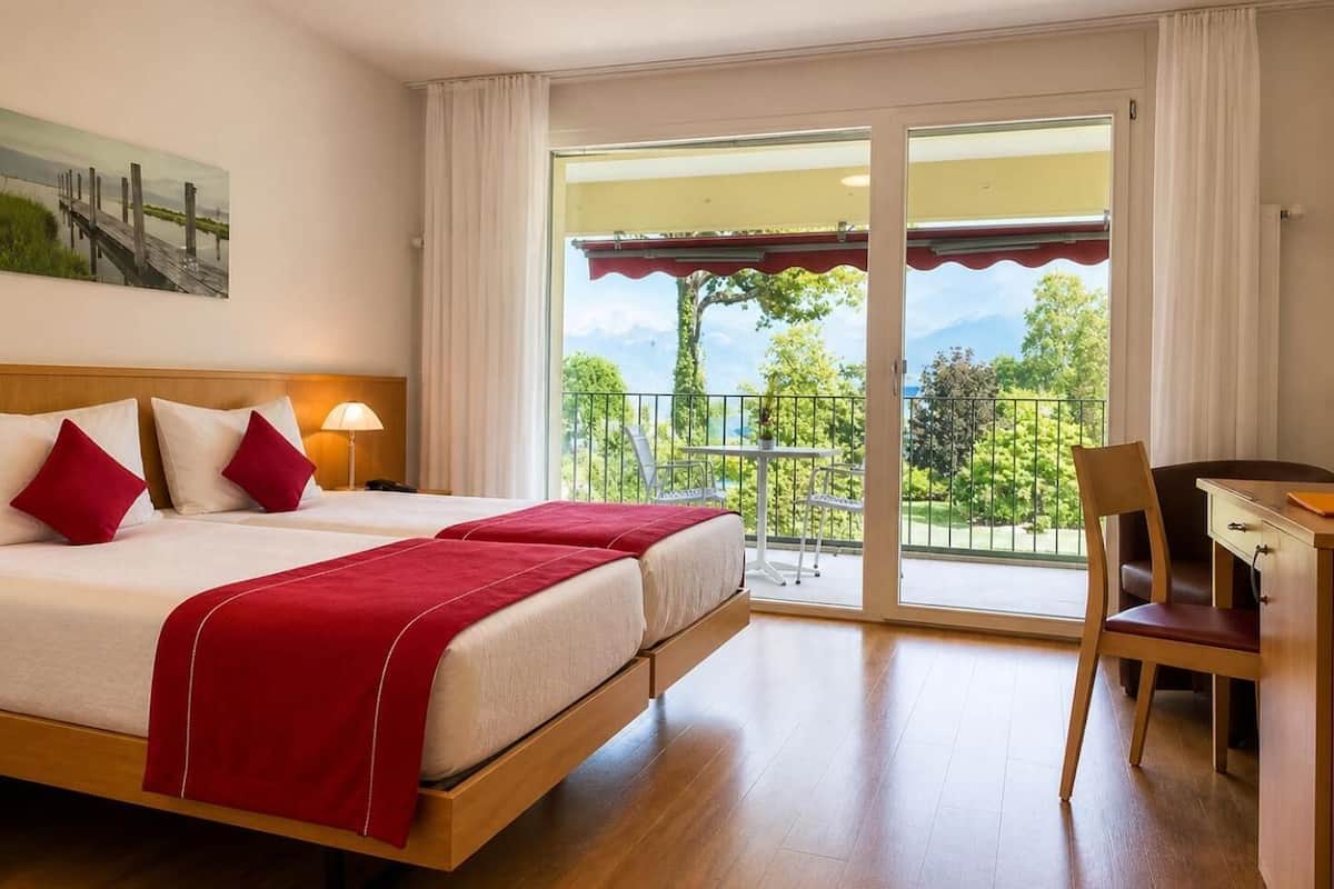 In-room safe, soundproofing, WiFi (free)