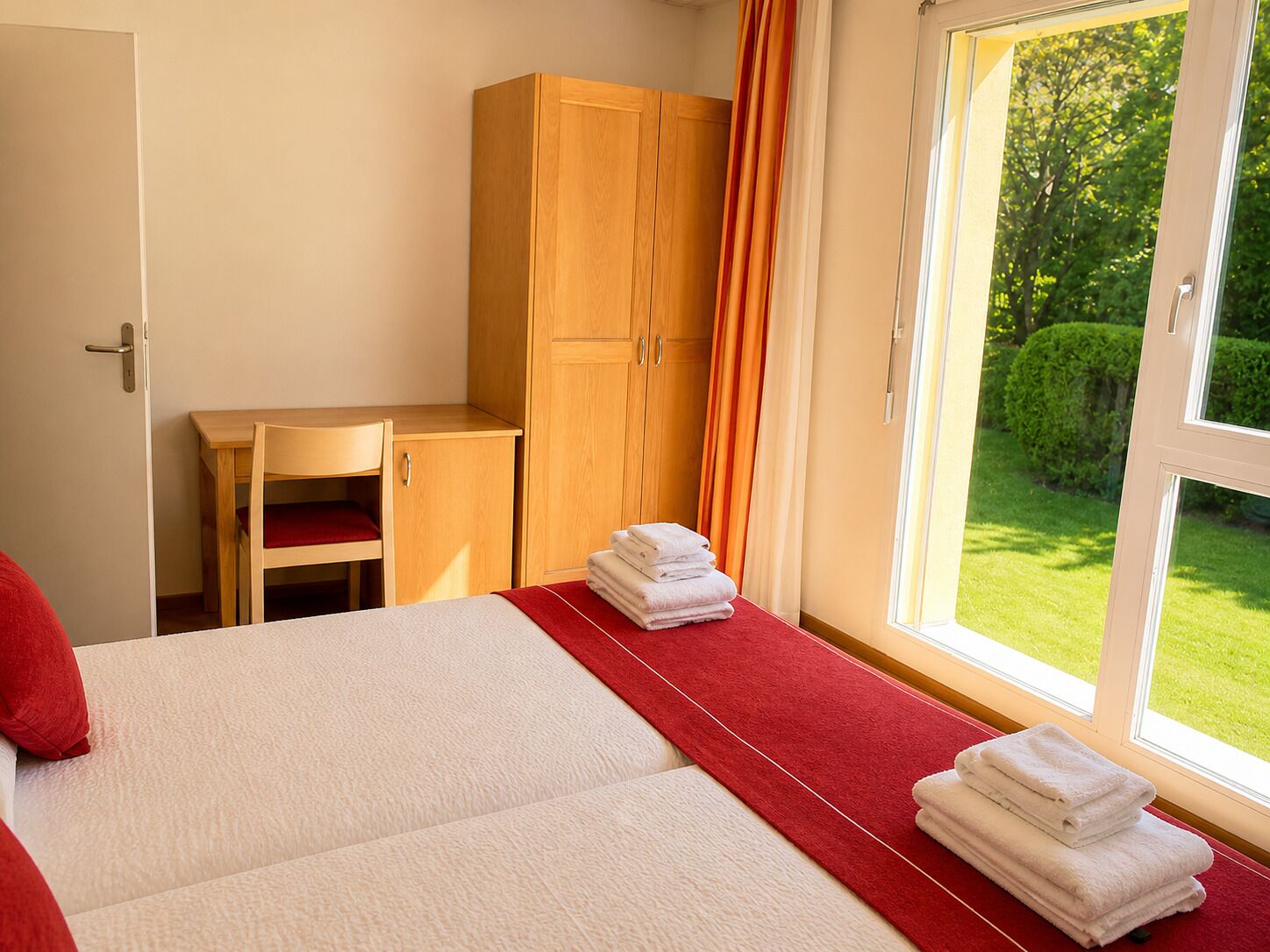 Apartment, Balkon, Gartenblick