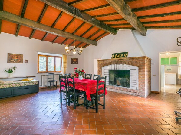 Dining - Nice apartment in villa for 6 guests with WIFI, pool, TV, patio, pets allowed and panoramic view (Monteriggioni)