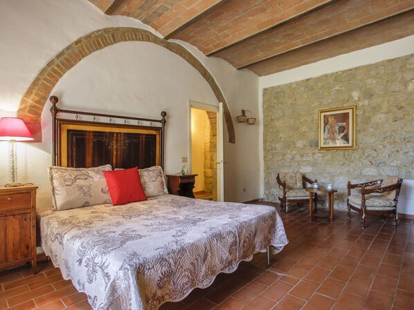 2 bedrooms, travel crib, free WiFi