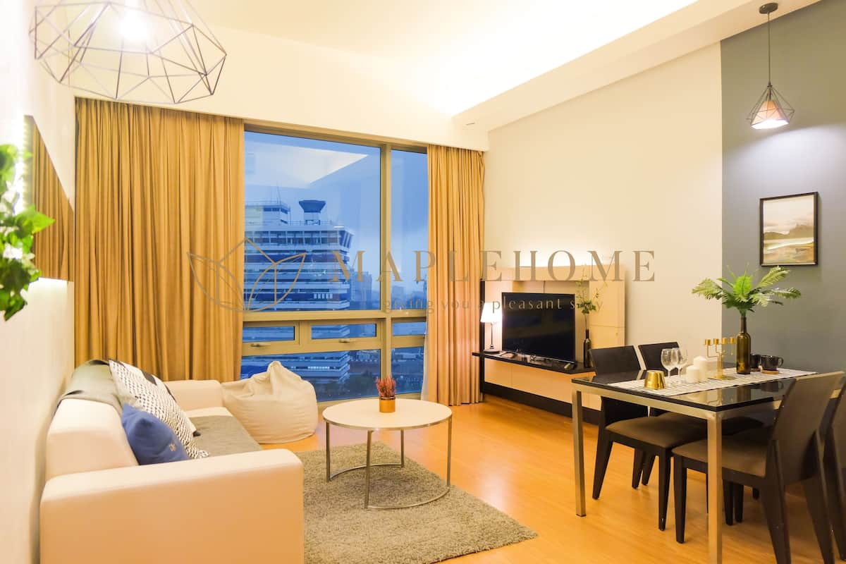 Premier-Suite, 2 Schlafzimmer, Nichtraucher | Wohnbereich | 40-Zoll-Flachbildfernseher mit Kabelempfang, Fernseher