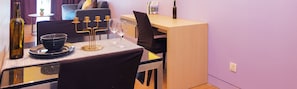 Suíte executiva, várias camas, para não fumantes | Sala de jantar