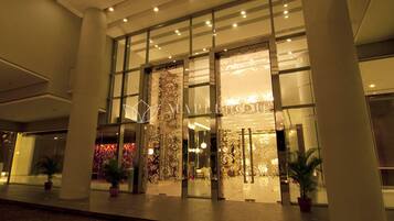 Fachada de la propiedad por la tarde o noche