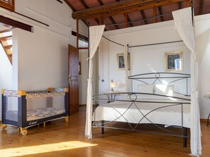8 chambres, fer et planche à repasser, lit de bébé portatif