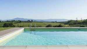 A swimming pool with a clear view of the surrounding landscape, including distant hills and power lines. - Apartment in villa with private pool, WIFI, hot tub, A/C, TV, patio, pets allowed, panoramic view (Castiglione Del Lago)