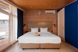 Deluxe Sea View Chalet | Premium bedding, minibar, in-room safe, desk - Living Room Beach Resort (Morjim)