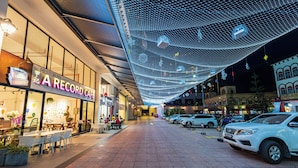 A restaurant with outdoor seating and a covered walkway. - Geo38 Premier Suites Genting Highlands (Genting Highlands)