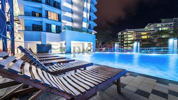 Outdoor pool, a heated pool, open 8:00 AM to 8:00 PM, pool loungers
