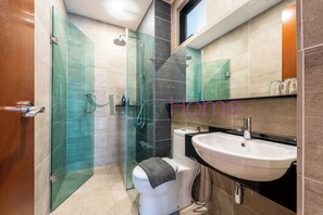 Deluxe Suite, 1 Bedroom, Non Smoking | Bathroom | Free toiletries, hair dryer, bidet, towels - Geo38 Premier Suites Genting Highlands (Genting Highlands)