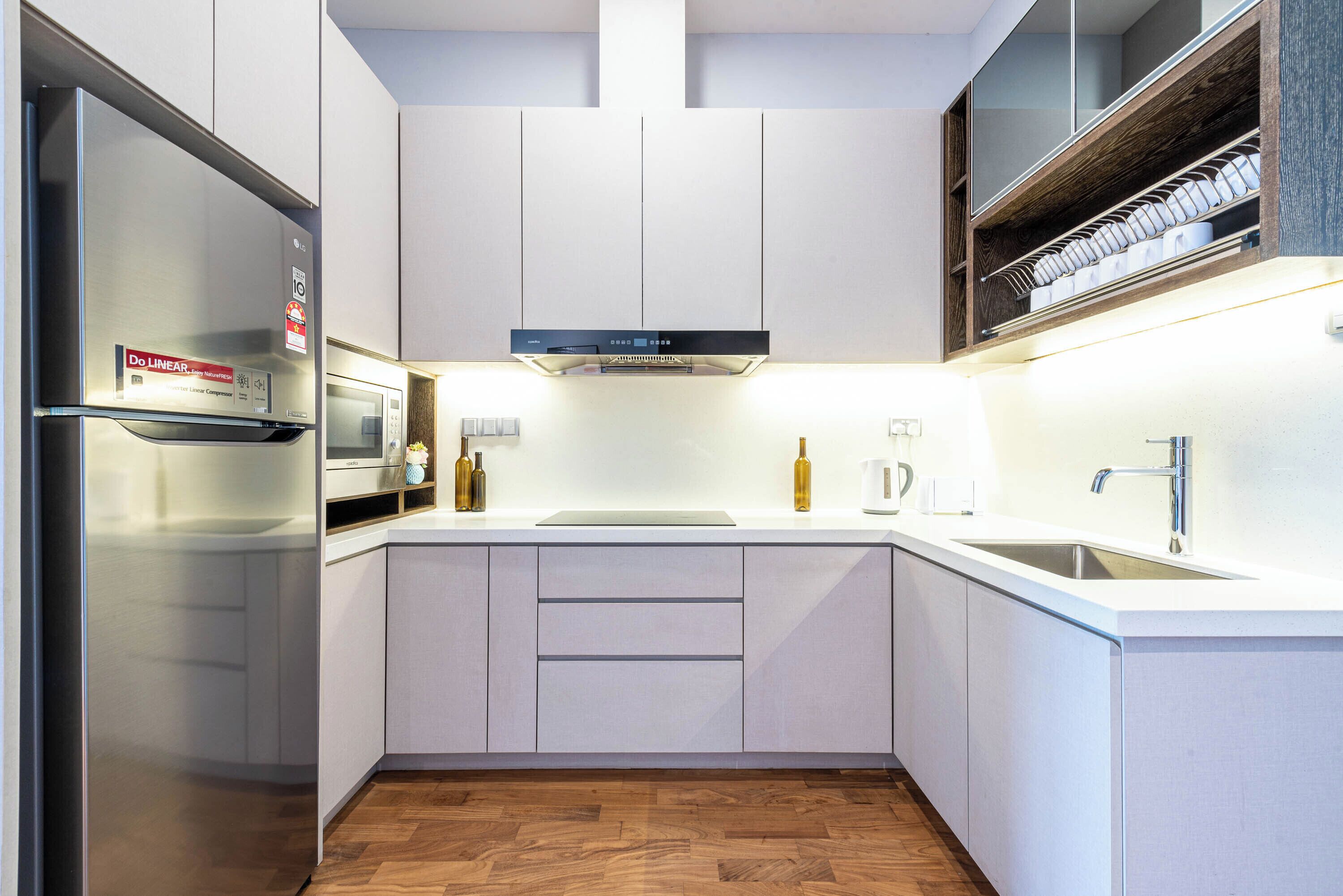 Executive Suite, 2 Bedrooms, Balcony | Shared kitchen