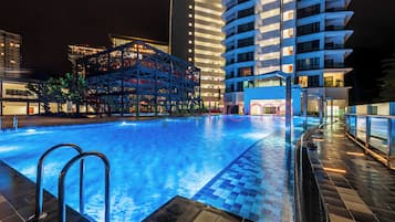 Outdoor pool, a heated pool, open 8:00 AM to 8:00 PM, pool loungers
