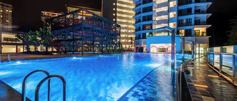 Outdoor pool, a heated pool, open 8:00 AM to 8:00 PM, pool loungers