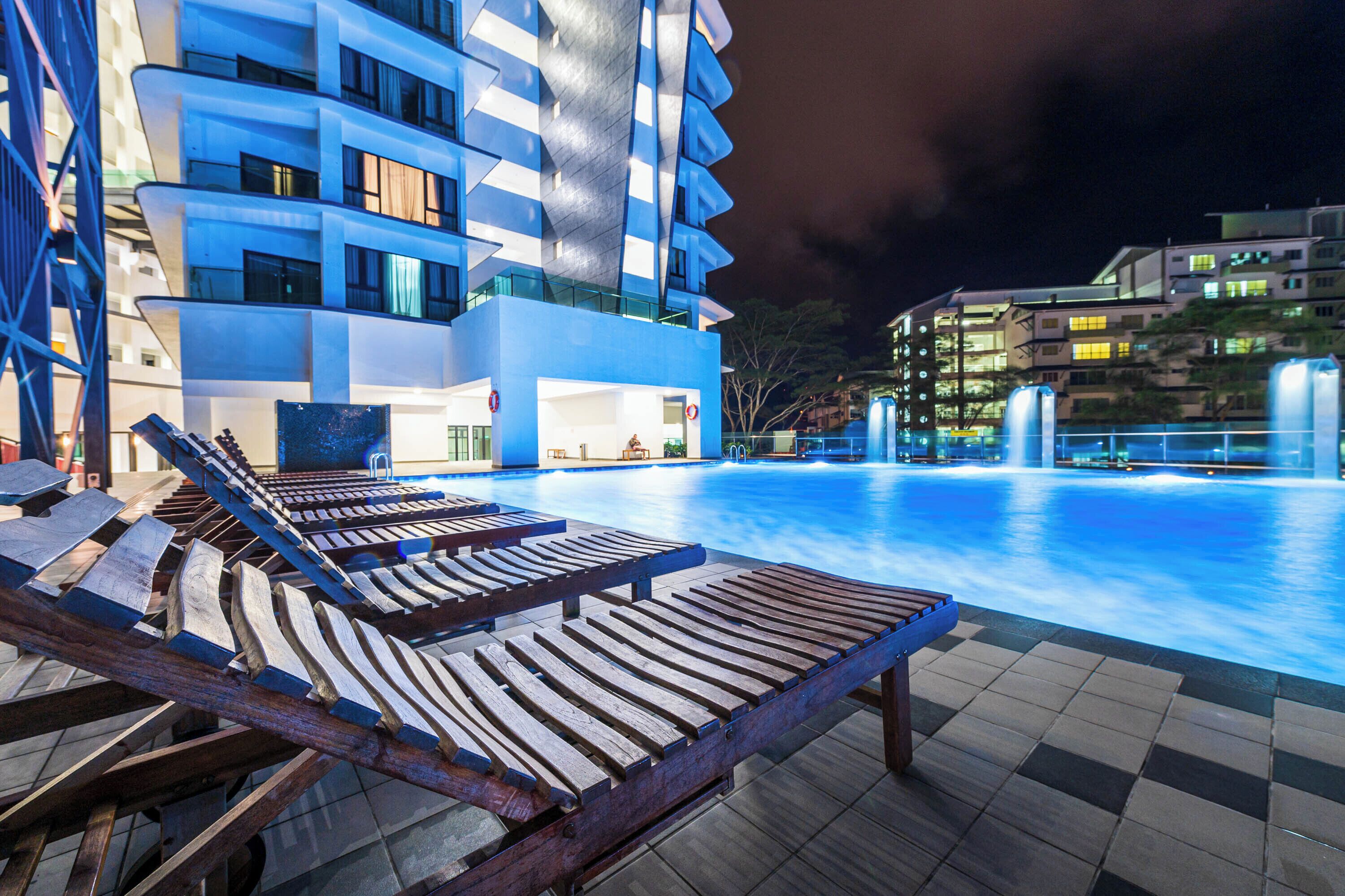 Una piscina al aire libre, una piscina climatizada