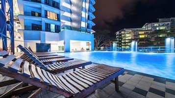Una piscina al aire libre, una piscina climatizada