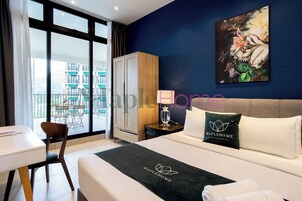 Escritorio, cortinas blackout y tabla de planchar con plancha 