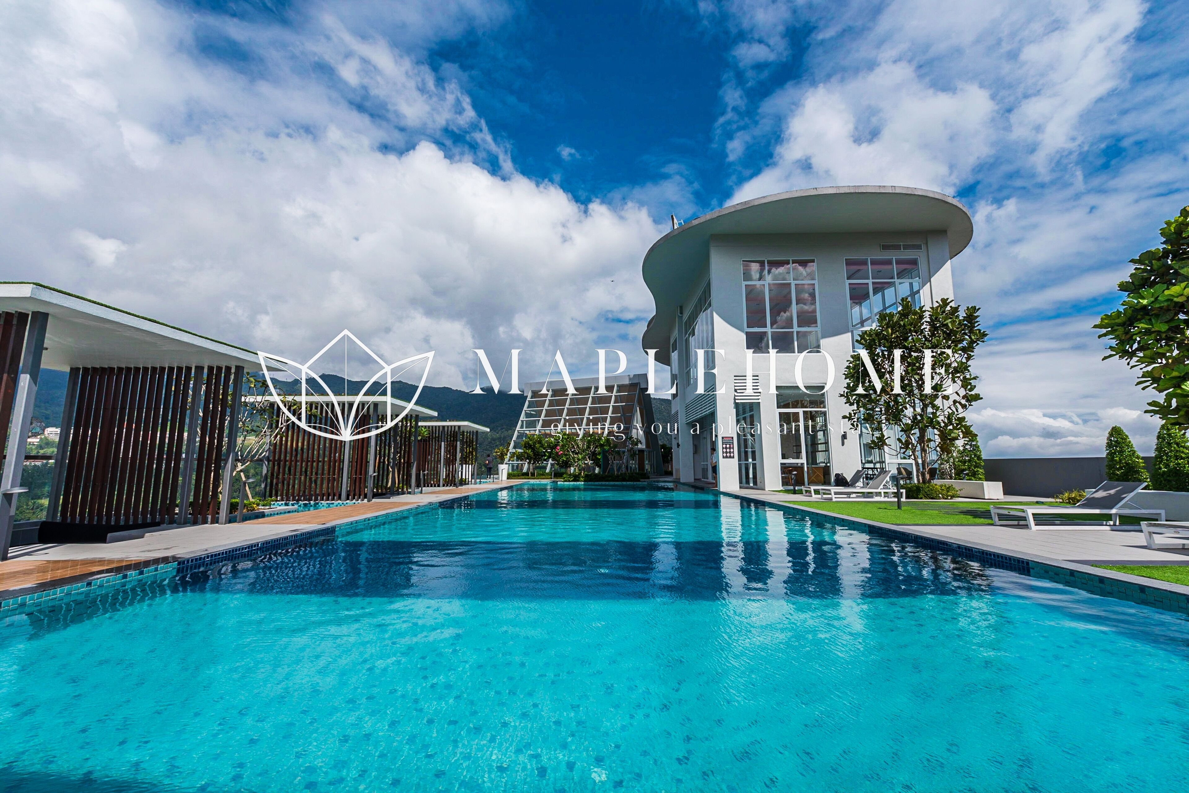 Piscina externa, funciona das 8h às 20h, espreguiçadeiras