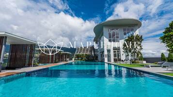 Piscina externa, funciona das 8h às 20h, espreguiçadeiras