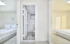 Kamar Premium (Melon) | Didekorasi berbeda-beda dan dilengkapi dengan perabotan berbeda-beda