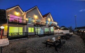 Front of property – evening/night - Namhae Somsatang Pension (Namhae)