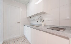 Basic Room (Small Star) | Private kitchenette | Fridge, microwave, stovetop, electric kettle - Namhae Somsatang Pension (Namhae)