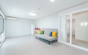 Suite (Large Star) | Área de sala de estar | Televisión de pantalla plana y piso con calefacción 
